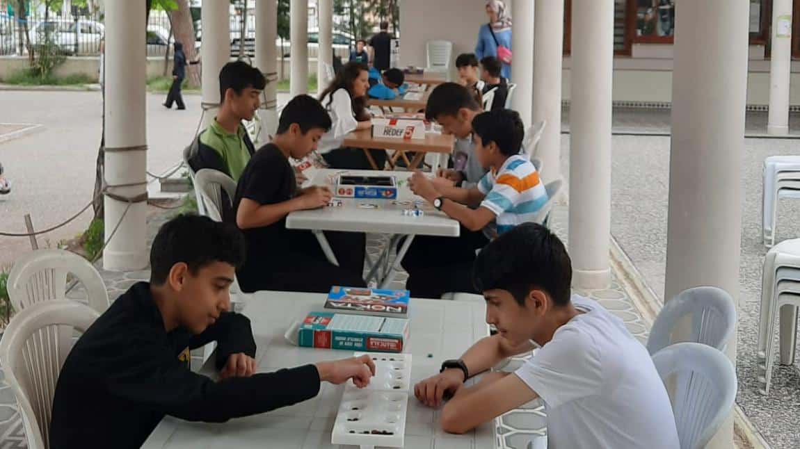 Akıl ve zeka oyunlarını öğrenciler arasında yaymak amacıyla okul koridorlarında bahçede öğrencilere mangala, satranç ve diğer zeka oyunlarını oynamaları için ortam hazırladık.